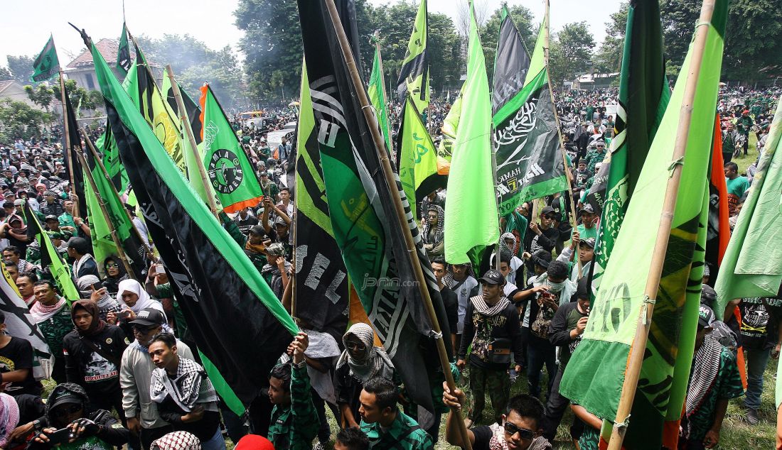 Ketua Umum PPP Djan Faridz menemui ribuan anggota dan simpatisan Partai Persatuan Pembangunan (PPP) saat Rapat Akbar di Lapangan Sendang Adi, Sleman, Yogyakarta, Minggu (17/4). Partai Persatuan Pembangunan (PPP) Yogyakarta sepakat bergerak melawan pemerintah dalam hal ini Menkumham Yasonna H. Laoly karena menistai penegakan hukum di Indonesia karena menghidupkan kembali Muktamar Bandung yang sudah mati dan ditolak MA. Foto : Ricardo/JPNN.com - JPNN.com