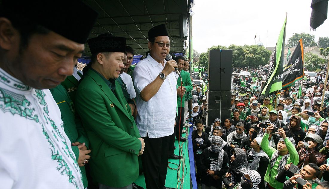 Ketua Umum PPP Djan Faridz menemui ribuan anggota dan simpatisan Partai Persatuan Pembangunan (PPP) saat Rapat Akbar di Lapangan Sendang Adi, Sleman, Yogyakarta, Minggu (17/4). Partai Persatuan Pembangunan (PPP) Yogyakarta sepakat bergerak melawan pemerintah dalam hal ini Menkumham Yasonna H. Laoly karena menistai penegakan hukum di Indonesia karena menghidupkan kembali Muktamar Bandung yang sudah mati dan ditolak MA. Foto : Ricardo/JPNN.com - JPNN.com