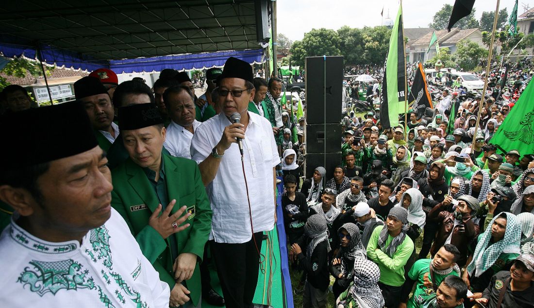 Ketua Umum PPP Djan Faridz menemui ribuan anggota dan simpatisan Partai Persatuan Pembangunan (PPP) saat Rapat Akbar di Lapangan Sendang Adi, Sleman, Yogyakarta, Minggu (17/4). Partai Persatuan Pembangunan (PPP) Yogyakarta sepakat bergerak melawan pemerintah dalam hal ini Menkumham Yasonna H. Laoly karena menistai penegakan hukum di Indonesia karena menghidupkan kembali Muktamar Bandung yang sudah mati dan ditolak MA. Foto : Ricardo/JPNN.com - JPNN.com