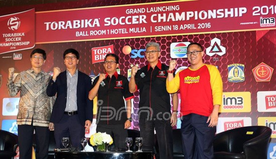 (Kiri) Driyono bersama sponsor Torabika Soccer Championship (TSC) 2016 saat menghadiri Grand Launching Torabika Soccer Championship 2016, Jakarta, Senin (18/4). Kompetisi TSC tersebut akan diikuti oleh 18 klub besar Indonesia yang sebelumnya berkompetisi di Indonesia Super League (ISL). Foto: Ricardo/JPNN.com - JPNN.com