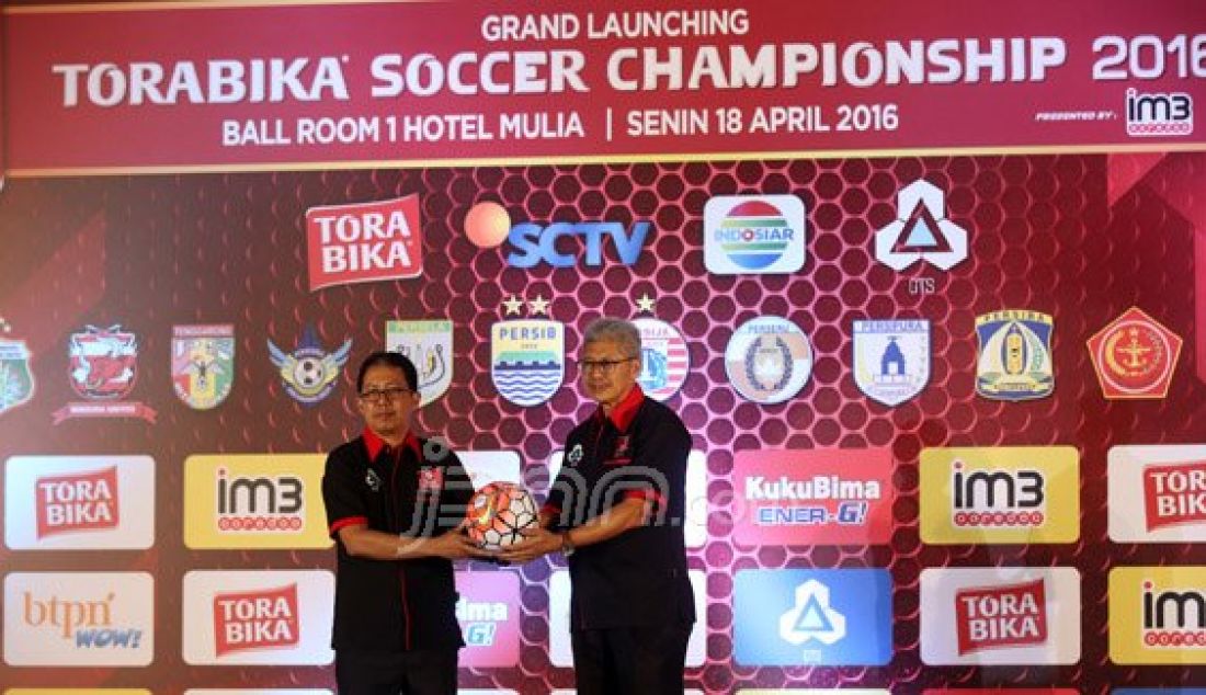 (Kiri) Driyono bersama sponsor Torabika Soccer Championship (TSC) 2016 saat menghadiri Grand Launching Torabika Soccer Championship 2016, Jakarta, Senin (18/4). Kompetisi TSC tersebut akan diikuti oleh 18 klub besar Indonesia yang sebelumnya berkompetisi di Indonesia Super League (ISL). Foto: Ricardo/JPNN.com - JPNN.com