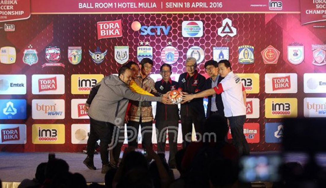 (Kiri) Driyono bersama sponsor Torabika Soccer Championship (TSC) 2016 saat menghadiri Grand Launching Torabika Soccer Championship 2016, Jakarta, Senin (18/4). Kompetisi TSC tersebut akan diikuti oleh 18 klub besar Indonesia yang sebelumnya berkompetisi di Indonesia Super League (ISL). Foto: Ricardo/JPNN.com - JPNN.com