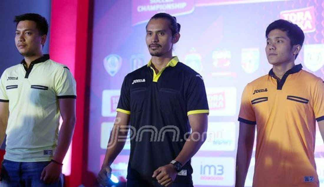 Model saat memperkenalkan Jersey wasit pada Grand Launching Torabika Soccer Championship (TSC) 2016, Jakarta, Senin (18/4). Kompetisi TSC tersebut akan diikuti oleh 18 klub besar Indonesia yang sebelumnya berkompetisi di Indonesia Super League (ISL). Foto: Ricardo/JPNN.com - JPNN.com