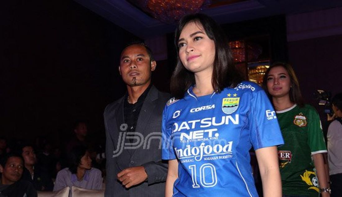 Pemain Persib Bandung Atep didampingi model berjersey Persib pada Grand Launching Torabika Soccer Championship (TSC) 2016, Jakarta, Senin (18/4). Kompetisi TSC diikuti oleh 18 klub besar Indonesia yang berkompetisi di ISL. Foto: Ricardo/JPNN.com - JPNN.com