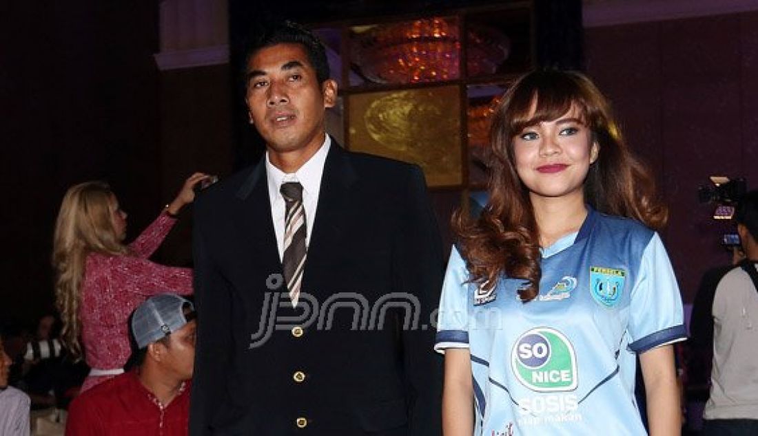 Kiper Persela Lamongan Khoirul Huda didampingi model berjersey Persela Lamongan pada Grand Launching Torabika Soccer Championship (TSC) 2016, Jakarta, Senin (18/4). Kompetisi TSC diikuti oleh 18 klub besar Indonesia yang berkompetisi di ISL. Foto: Ricardo/JPNN.com - JPNN.com