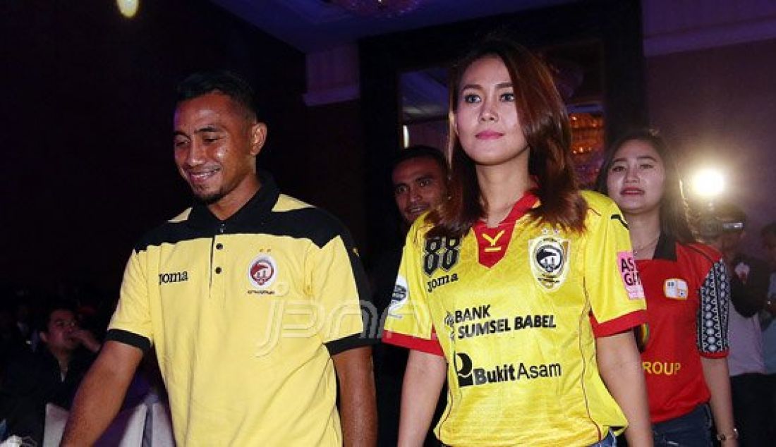 Pemain Sriwijaya FC Firman Utina didampingi model berjersey Sriwijaya FC pada Grand Launching Torabika Soccer Championship (TSC) 2016, Jakarta, Senin (18/4). Kompetisi TSC tersebut akan diikuti oleh 18 klub besar Indonesia yang sebelumnya berkompetisi di ISL. Foto: Ricardo/JPNN.com - JPNN.com