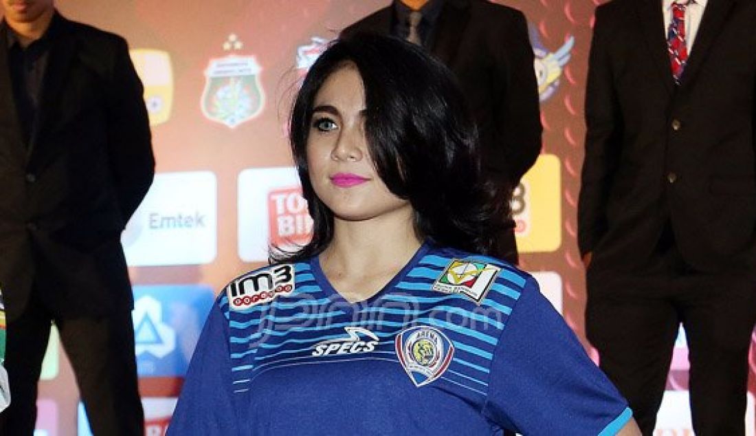 Model saat memperkenalkan Jersey Arema pada Grand Launching Torabika Soccer Championship 2016, Jakarta, Senin (18/4). Kompetisi TSC tersebut akan diikuti oleh 18 klub besar Indonesia yang sebelumnya berkompetisi di Indonesia Super League (ISL). Foto: Ricardo/JPNN.com - JPNN.com