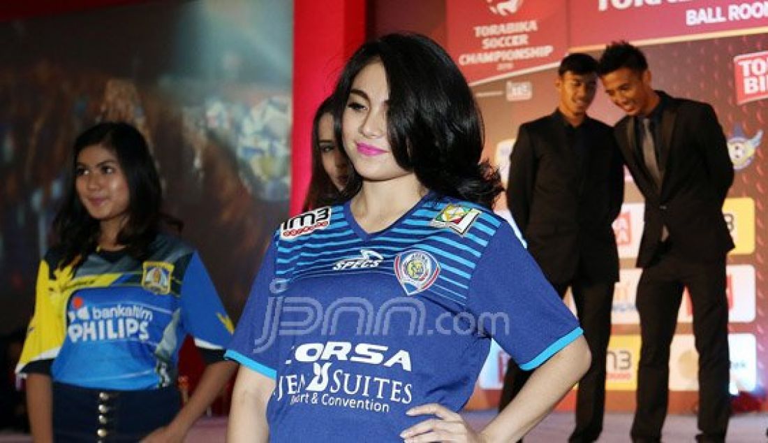 Model saat memperkenalkan Jersey Arema pada Grand Launching Torabika Soccer Championship 2016, Jakarta, Senin (18/4). Kompetisi TSC tersebut akan diikuti oleh 18 klub besar Indonesia yang sebelumnya berkompetisi di Indonesia Super League (ISL). Foto: Ricardo/JPNN.com - JPNN.com