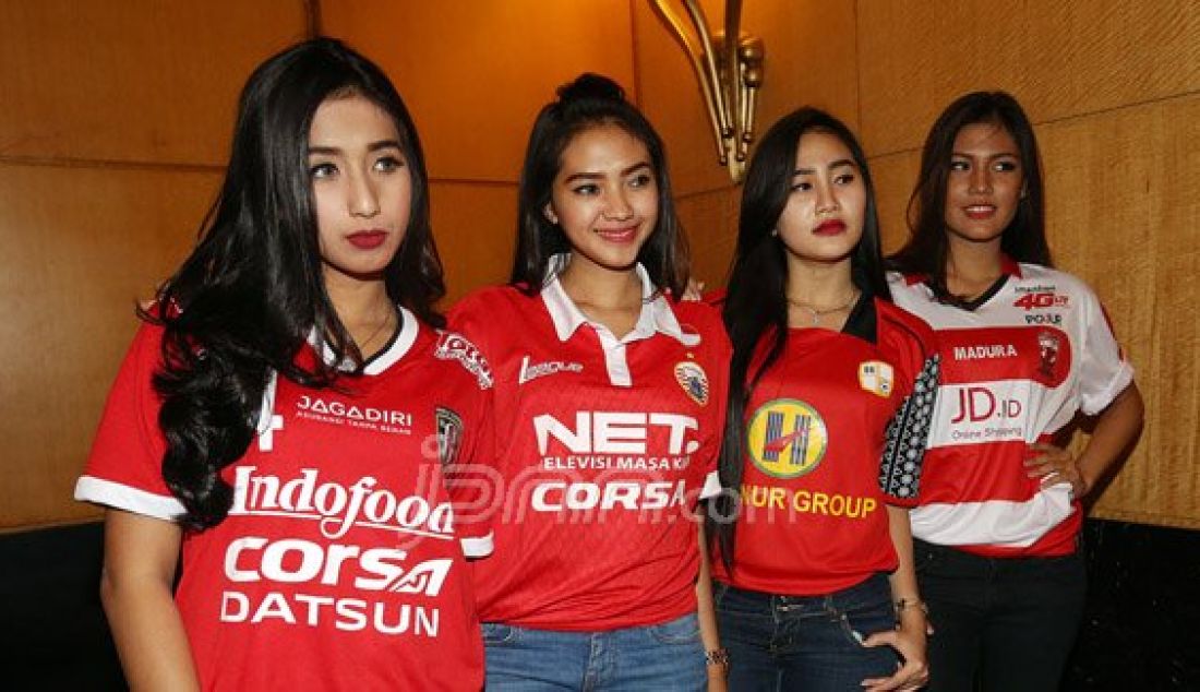 Para model saat berfose menggunakan jersey masing-masing klub pada acara Grand Launching Torabika Soccer Championship 2016, Jakarta, Senin (18/4). Kompetisi TSC tersebut akan diikuti oleh 18 klub besar Indonesia yang sebelumnya berkompetisi di Indonesia Super League (ISL). Foto: Ricardo/JPNN.com - JPNN.com