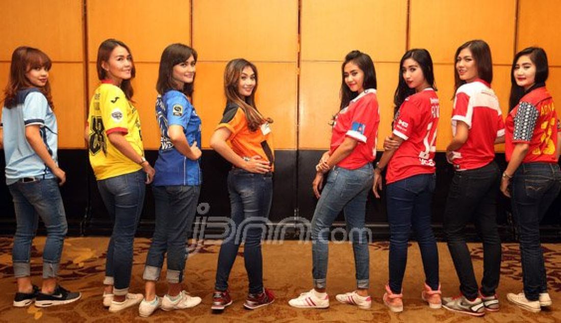 Para model saat berfose menggunakan jersey masing-masing klub pada acara Grand Launching Torabika Soccer Championship 2016, Jakarta, Senin (18/4). Kompetisi TSC tersebut akan diikuti oleh 18 klub besar Indonesia yang sebelumnya berkompetisi di Indonesia Super League (ISL). Foto: Ricardo/JPNN.com - JPNN.com