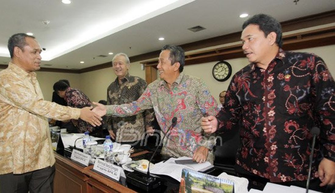 (Kiri) Wakil Ketua Komisi III DPR Benny K Harman bersalaman dengan Anggota BPK Moermahadi Soerja Djanegara, Anggota BPK Eddy Mulyadi Soepardi (kedua kiri) dan Anggota BPK Achsanul Kosasih (kanan) pada rapat konsultasi antara BPK dengan Komisi III DPR, Jakarta, Selasa (19/4). Foto: Ricardo/JPNN.com - JPNN.com