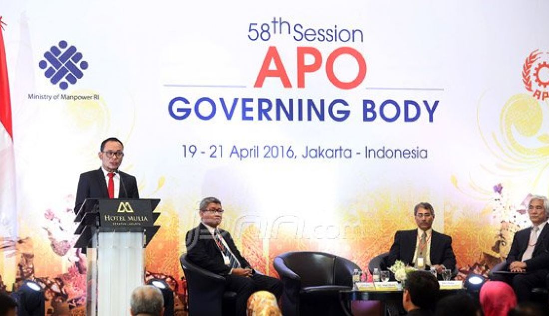 Menteri Tenaga Kerja Hanif Dhakiri didampingi Asian Productivity Organization (APO) Indonesia Khairul Anwar (kedua kiri), Ketua APO Hafqut Ur-Rehman Ranjha (kedua kanan) dan Sekjen APO Mari Amano pada acara pertemuan negara anggota APO ke-58, Jakarta, Selasa (19/4). Foto: Ricardo/JPNN.com - JPNN.com