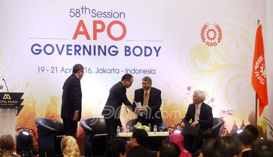 Menteri Tenaga Kerja Hanif Dhakiri didampingi Asian Productivity Organization (APO) Indonesia Khairul Anwar (kedua kiri), Ketua APO Hafqut Ur-Rehman Ranjha (kedua kanan) dan Sekjen APO Mari Amano pada acara pertemuan negara anggota APO ke-58, Jakarta, Selasa (19/4). Foto: Ricardo/JPNN.com - JPNN.com