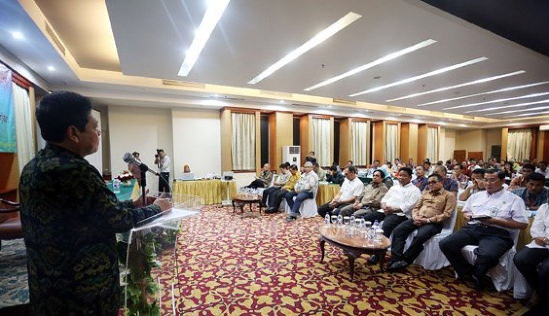 Sekjen Kemenaker Abdul Wahab Bangkona saat memberikan arahan pada rapat koordinasi dan sosialisasi kebutuhan program diklat di Jakarta, Selasa (19/4). Foto: Ricardo/JPNN.com - JPNN.com