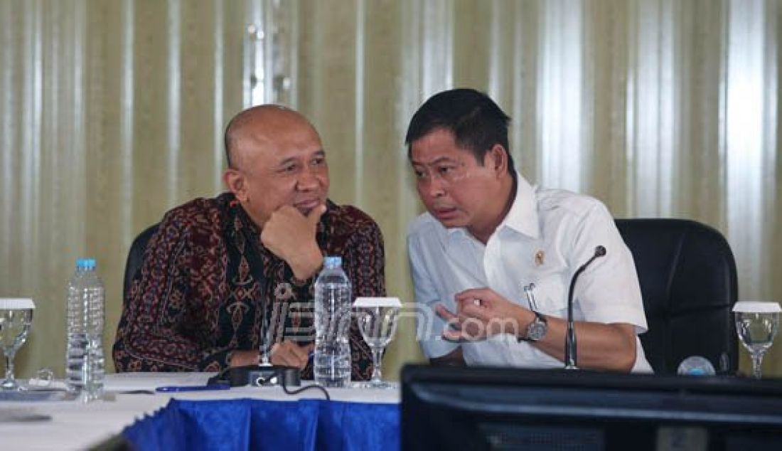 Menteri Perhubungan Ignasius Jonan dan Kepala Staf Presiden Teten Masduki saat berkunjung ke Graha Pena Jawa Pos Group, Jakarta, Rabu (20/4). Kunjungan dalam rangka dialog dengan pimpinan redaksi Jawa Pos Group mengenai program pemerintah di bidang perhubungan. Foto: Ricardo/JPNN.com - JPNN.com