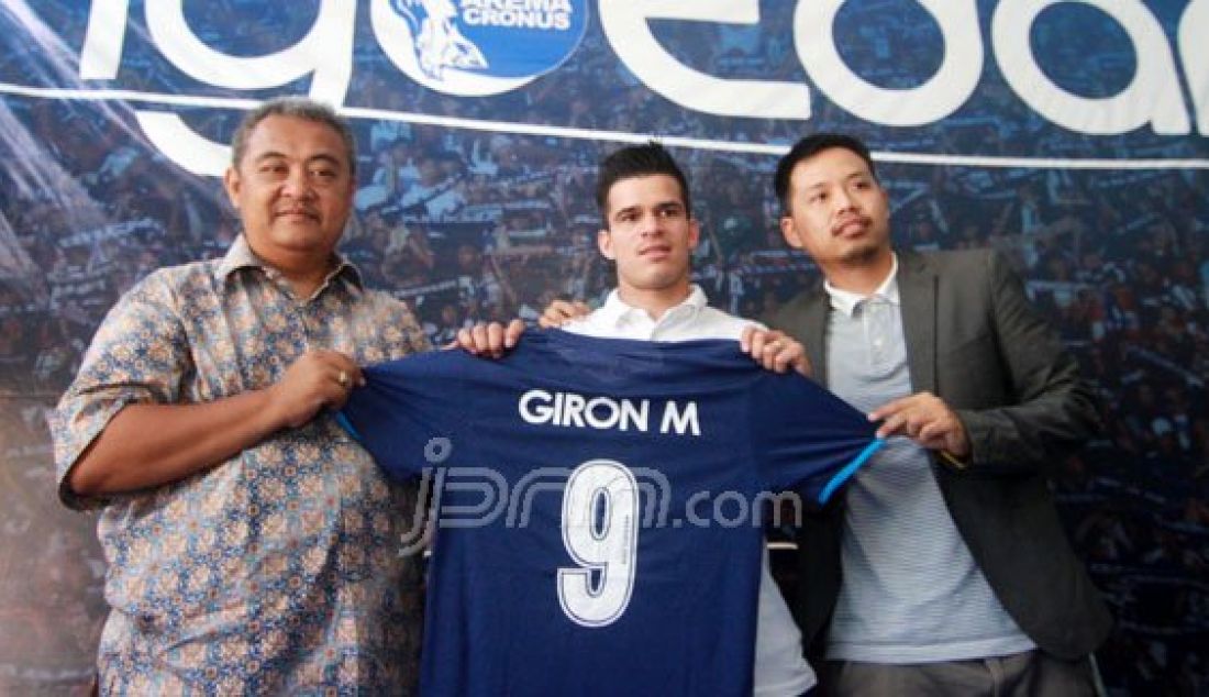 Pemain baru Arema Malang Gustavo Giron resmi di kenalkan manajemen sebagai penyerang dengan no punggung 9 warisan samsul arif yang pindah ke bandung, Rabu (20/4). Foto: Darmono/Radar Malang/JPNN.com - JPNN.com