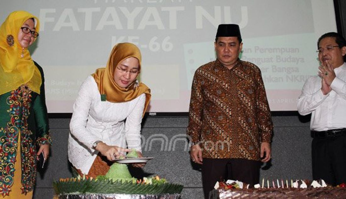 Ketua Fatayat NU, Anggia Ermarini (kedua kiri) didampingi Sekretaris Umum Fatayat NU, Margaret Maimunah, memberikan potongan tumpeng kepada Sekjen PBNU Helmi Faishal (kedua kiri) saat tasyakuran Harlah Fatayat NU di Jakarta, Kamis (21/4). Harlah fatayat NU ke 66 ini mengambil tema Gerakan Perempuan sebagai Penguat Budaya dan Karakter Bangsa dalam Meneguhkan NKRI. Foto : Ricardo/JPNN.com - JPNN.com