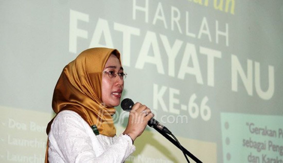 Ketua Fatayat NU, Anggia Ermarini (kedua kiri) didampingi Sekretaris Umum Fatayat NU, Margaret Maimunah, memberikan potongan tumpeng kepada Sekjen PBNU Helmi Faishal (kedua kiri) saat tasyakuran Harlah Fatayat NU di Jakarta, Kamis (21/4). Harlah fatayat NU ke 66 ini mengambil tema Gerakan Perempuan sebagai Penguat Budaya dan Karakter Bangsa dalam Meneguhkan NKRI. Foto : Ricardo/JPNN.com - JPNN.com