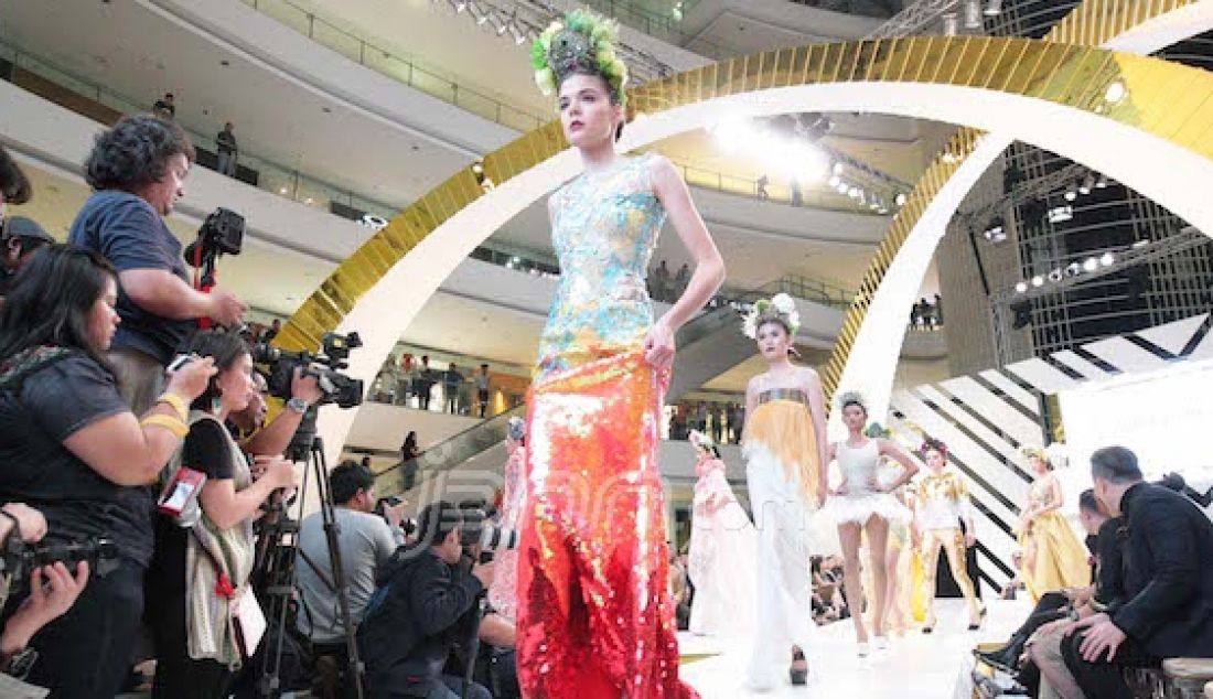 ANGGUN: Penampilan kedua Designer dari Indonesia Priyo Oktaviano dan Singapore Frederick Lee (Singapore) yang membuat pembukaan Fashion Nation di Senayan City. Foto Puguh/Jawa Pos - JPNN.com