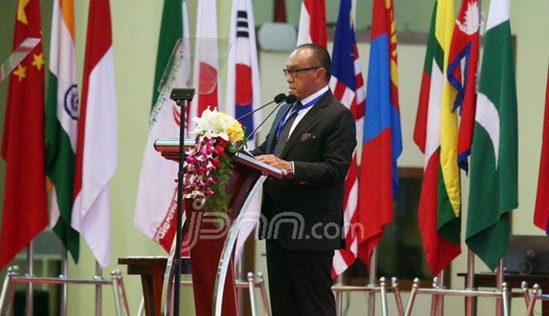 Ketua Umum Partai Golkar Aburizal Bakrie saat menyampaikan pidato pada acara International Conference of Asian Political Parties (ICAPP), Jakarta, Jumat (22/4). Pertemuan membahas internal pengurus ICAPP dan pertemuan trilateral antara persatuan partai politik di wilayah Afrika dan Amerika Latin. Foto: Ricardo/JPNN.com - JPNN.com