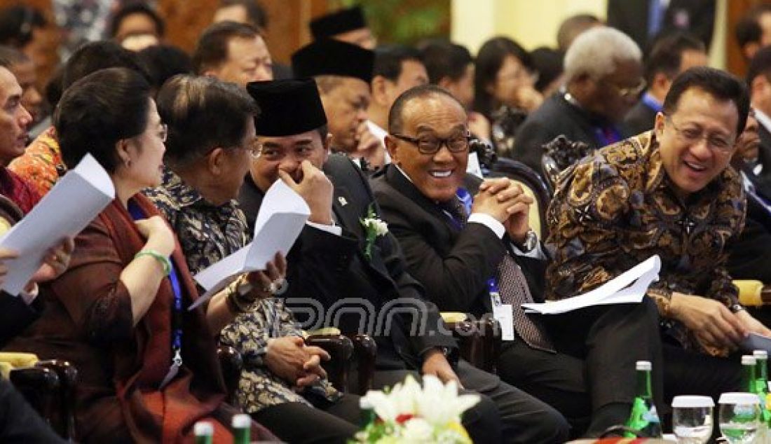 Ketua Umum PDIP Megawati Soekarnoputri, Wapres Jusuf Kalla, Ketua DPR Ade Komarudin, Ketua Umum Partai Golkar Aburizal Bakrie dan Ketua DPD Irman Gusman saat menghadiri acara International Conference of Asian Political Parties (ICAPP), Jakarta, Jumat (22/4). Foto: Ricardo/JPNN.com - JPNN.com