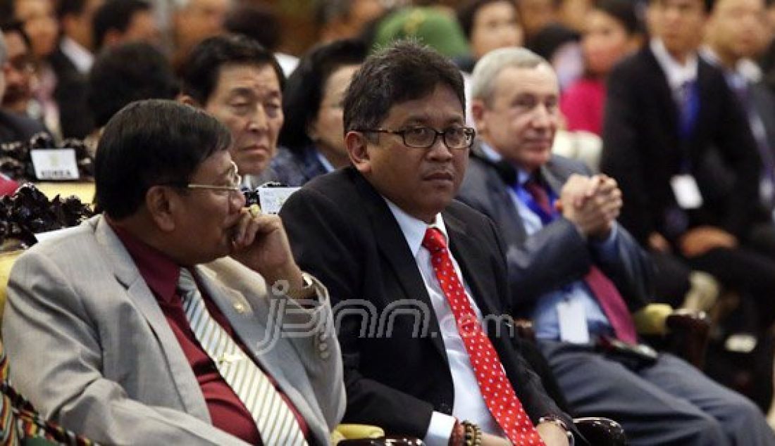 Sekjen PDIP Hasto Kristiyanto saat menghadiri acara International Conference of Asian Political Parties (ICAPP), Jakarta, Jumat (22/4). Pertemuan membahas internal pengurus ICAPP dan pertemuan trilateral antara persatuan partai politik di wilayah Afrika dan Amerika Latin. Foto: Ricardo/JPNN.com - JPNN.com