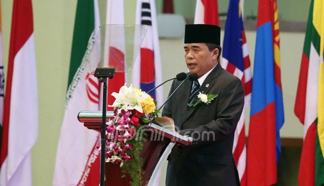 Ketua DPR Ade Komarudin saat menyampaikan pidato pada acara International Conference of Asian Political Parties (ICAPP), Jakarta, Jumat (22/4). Pertemuan membahas internal pengurus ICAPP dan pertemuan trilateral antara persatuan partai politik di wilayah Afrika dan Amerika Latin. Foto: Ricardo/JPNN.com - JPNN.com