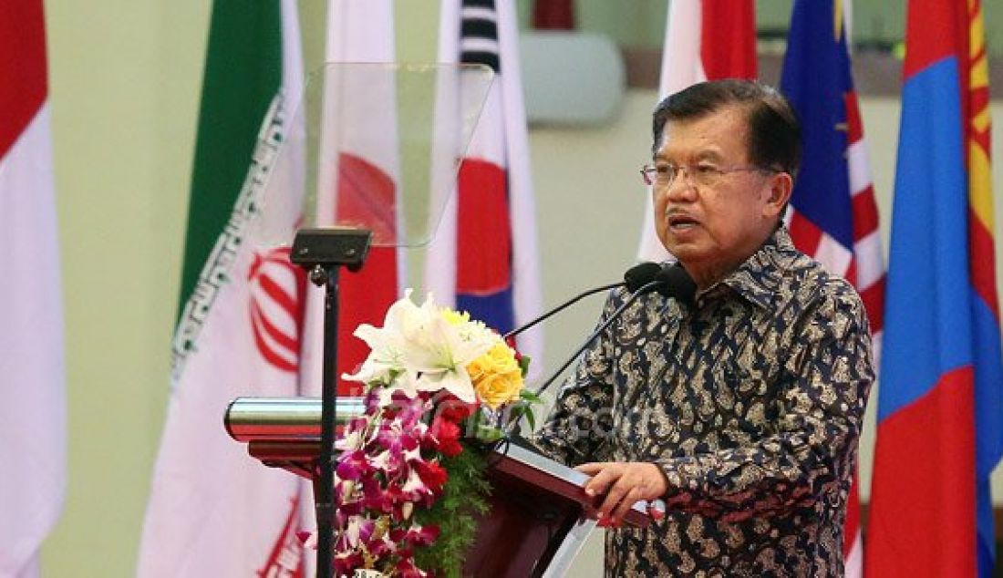 Wakil Presiden Jusuf Kalla saat menyampaikan pidato pada acara Internati onal Conference of Asian Political Parties (ICAPP), Jakarta, Jumat (22/4). Pertemuan membahas internal pengurus ICAPP dan pertemuan trilateral antara persatuan partaipolitik di wilayah Afrika dan Amerika Latin. Foto: Ricardo/JPNN.com - JPNN.com