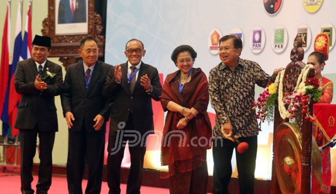 Wapres Jusuf Kalla didampingi Ketua Umum PDIP Megawati Soekarnoputri, Ketua Umum Partai Golkar Aburizal Bakrie dan Ketua DPR Ade Komarudin (kiri) saat memukul gong pada pembukaan acara International Conference of Asian Political Parties (ICAPP), Jakarta, Jumat (22/4). Foto: Ricardo/JPNN.com - JPNN.com