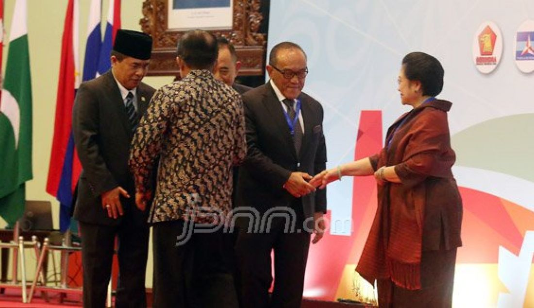 Ketua Umum PDIP Megawati Soekarnoputri bersalaman dengan Ketua Umum Partai Golkar Aburizal Bakrie usai pembukaan acara International Conference of Asian Political Parties (ICAPP), Jakarta, Jumat (22/4). Foto: Ricardo/JPNN.com - JPNN.com