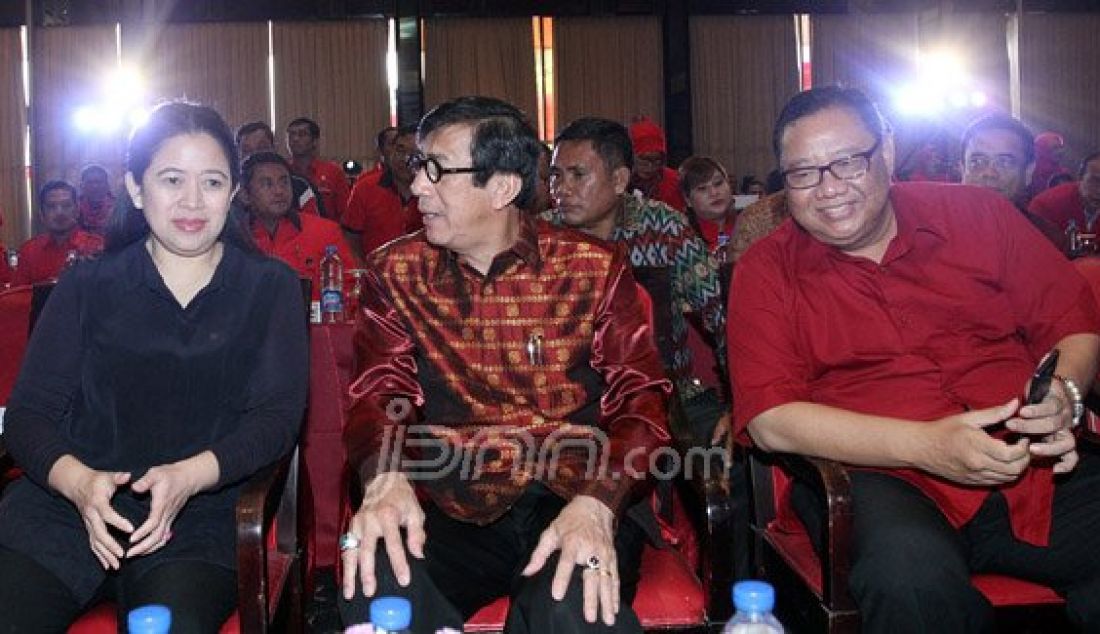 Menko Pembangunan Manusia dan Kebudayaan Puan Maharani (ketiga kanan) didampingi Menteri Hukum dan HAM Yasonna H Laoly (ketiga kiri), Menteri Koperasi dan UKM AA Gede Ngurah Puspayoga (kedua kiri), dan Gubernur Jawa Tengah Ganjar Pranowo (kedua kanan) memukul gong saat membuka Rapat Koordinasi Nasional Bidang Kemaritiman PDI Perjuangan di Jakarta, Minggu (24/4). Rakornas yang diikuti ribuan kader PDI Perjuangan tersebut diselenggarakan dengan tema Menegakkan Poros Maritim Dunia untuk Kesejahteraan Rakyat. Foto : Ricardo/JPNN.com - JPNN.com