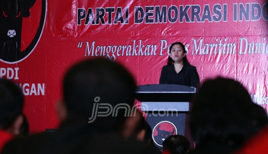 Menko Pembangunan Manusia dan Kebudayaan Puan Maharani (ketiga kanan) didampingi Menteri Hukum dan HAM Yasonna H Laoly (ketiga kiri), Menteri Koperasi dan UKM AA Gede Ngurah Puspayoga (kedua kiri), dan Gubernur Jawa Tengah Ganjar Pranowo (kedua kanan) memukul gong saat membuka Rapat Koordinasi Nasional Bidang Kemaritiman PDI Perjuangan di Jakarta, Minggu (24/4). Rakornas yang diikuti ribuan kader PDI Perjuangan tersebut diselenggarakan dengan tema Menegakkan Poros Maritim Dunia untuk Kesejahteraan Rakyat. Foto : Ricardo/JPNN.com - JPNN.com