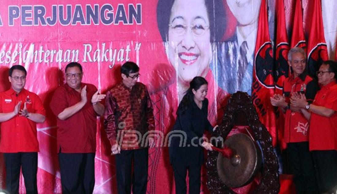 Menko Pembangunan Manusia dan Kebudayaan Puan Maharani (ketiga kanan) didampingi Menteri Hukum dan HAM Yasonna H Laoly (ketiga kiri), Menteri Koperasi dan UKM AA Gede Ngurah Puspayoga (kedua kiri), dan Gubernur Jawa Tengah Ganjar Pranowo (kedua kanan) memukul gong saat membuka Rapat Koordinasi Nasional Bidang Kemaritiman PDI Perjuangan di Jakarta, Minggu (24/4). Rakornas yang diikuti ribuan kader PDI Perjuangan tersebut diselenggarakan dengan tema Menegakkan Poros Maritim Dunia untuk Kesejahteraan Rakyat. Foto : Ricardo/JPNN.com - JPNN.com