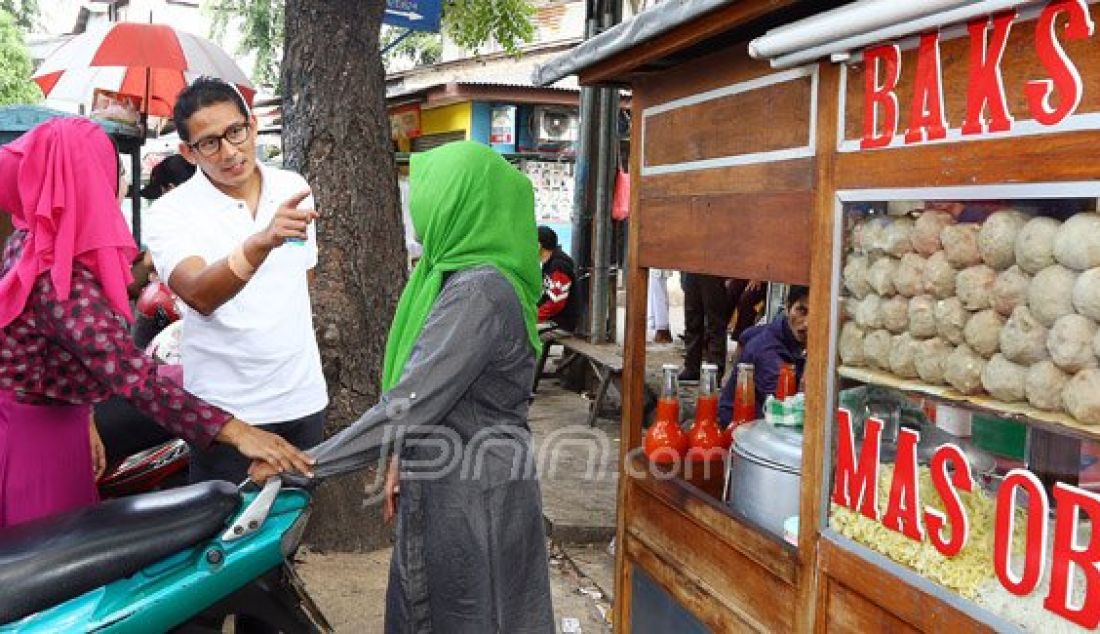 Calon Gubernur DKI Jakarta Sandiaga Uno saat berdialog dengan forum masyarakat cinta Jakarta di Jakarta, Minggu (24/4). Pemberian tempat berdagang bagi pedagang sangat bermanfaat daripada penggusuran karena dengan tempat itulah mereka bisa menyambung hidupnya. Foto : Ricardo/JPNN.com - JPNN.com