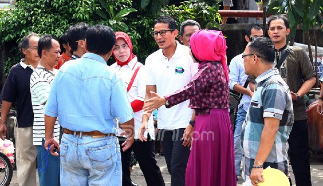 Calon Gubernur DKI Jakarta Sandiaga Uno saat berdialog dengan forum masyarakat cinta Jakarta di Jakarta, Minggu (24/4). Pemberian tempat berdagang bagi pedagang sangat bermanfaat daripada penggusuran karena dengan tempat itulah mereka bisa menyambung hidupnya. Foto : Ricardo/JPNN.com - JPNN.com