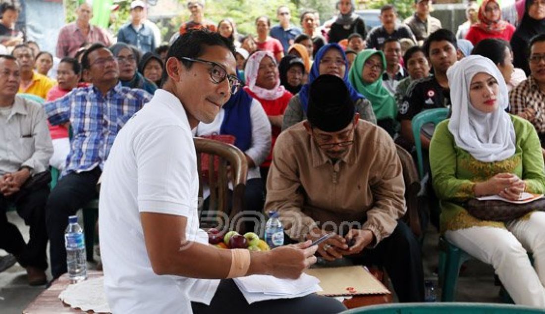 Calon Gubernur DKI Jakarta Sandiaga Uno saat berdialog dengan forum masyarakat cinta Jakarta di Jakarta, Minggu (24/4). Pemberian tempat berdagang bagi pedagang sangat bermanfaat daripada penggusuran karena dengan tempat itulah mereka bisa menyambung hidupnya. Foto : Ricardo/JPNN.com - JPNN.com