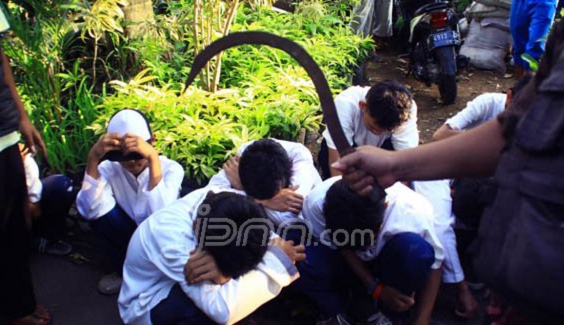 TAK PATUT DICONTOH: Sejumlah pelajar SMP swasta di Kota Bogor terjaring razia ketika hendak tawuran di Jalan Raya Pajajaran, Minggu (24/4). Foto: Maya/Radar Bogor/JPNN.com - JPNN.com