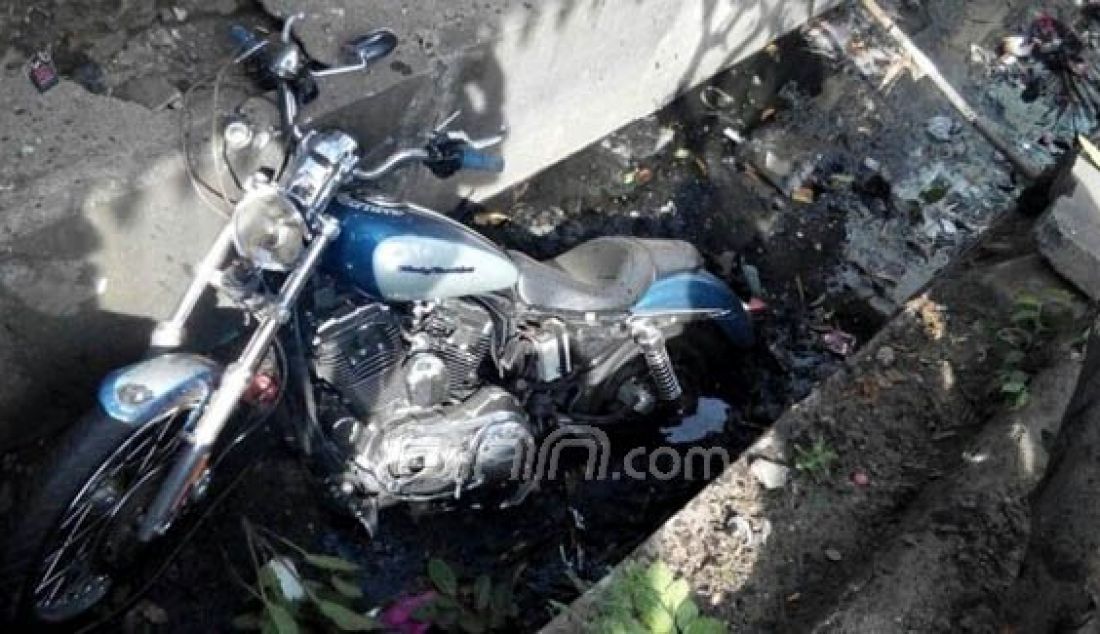 HILANG KENDALI: Motor Harley Davidson Sporster 1.200 cc milik Endi Marsa Arta Weswara tercebur dalam got setelah sebelumnya menghantam halte bus di Daan Mogot, Jakarta, Minggu (24/4). Dalam kejadian itu, sang pengendara tewas seketika. Foto: Indra/Indopos/JPNN.com - JPNN.com