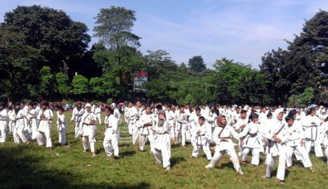 REKOR MURI; Sebanyak dua ribu karateka dari Bandung Karate Club (BKC) melakukan peragaan kata di Lapangan Sempur, Minggu (24/4). Ini juga ajang pemecahan Museum Rekor Indonesia (MURI), sebagai latihan kata terbesar yang melibatkan 25 ribu karateka BKC se-Tanah Air. Foto: M Ruri/Radar Bogor/JPNN.com - JPNN.com