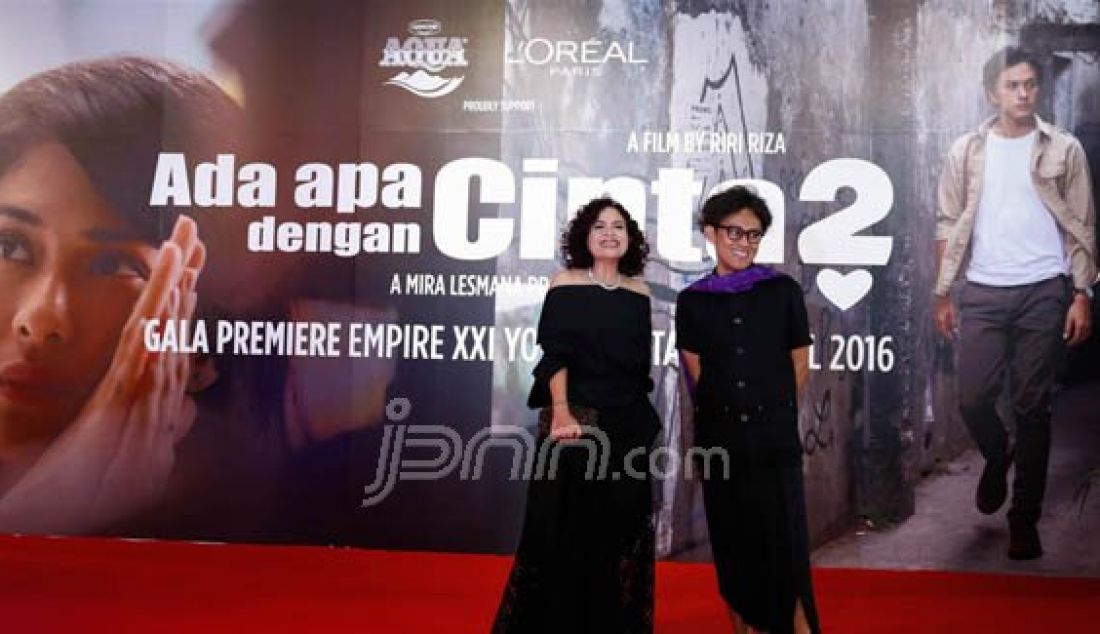 PARTNER IN CRIME: Mira Lesmana dan Riri Riza saat gala premier film AADC2 di kota Yogyakarta, Minggu (24/4). Foto: Abraham/Radar Jogja/JPNN.com - JPNN.com