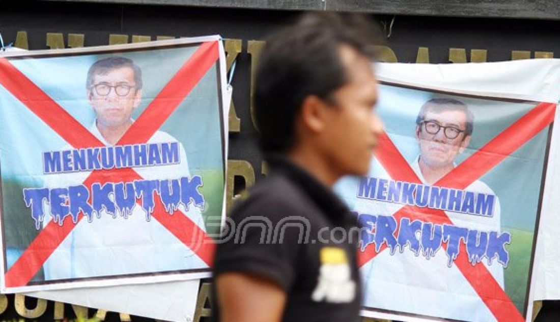 Nampak poster sosok Menteri Hukum dan HAM Yasonna Laoly dicoret-coret saat massa sejumlah massa pendukung Partai Persatuan Pembangunan (PPP) melakukan aksi di depan Kantor Kemenkum HAM, Jakarta, Senin (25/4). Foto: Ricardo/JPNN.com - JPNN.com