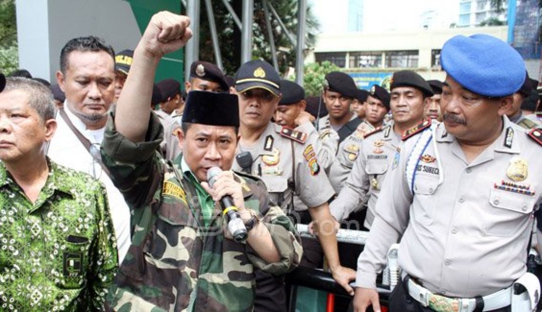 Sejumlah pendukung Partai Persatuan Pembangunan (PPP) melakukan aksi di depan Kantor Kemenkum HAM, Jakarta, Senin (25/4). Massa mendesak Menkumham Yasonna Laoly mundur dari jabatannya karena dinilai tak mampu atasi konflik berkepanjangan di tubuh Partai PPP. Foto: Ricardo/JPNN.com - JPNN.com