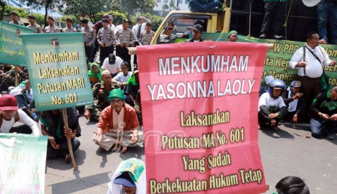 Sejumlah pendukung Partai Persatuan Pembangunan (PPP) melakukan aksi di depan Kantor Kemenkum HAM, Jakarta, Senin (25/4). Massa mendesak Menkumham Yasonna Laoly mundur dari jabatannya karena dinilai tak mampu atasi konflik berkepanjangan di tubuh Partai PPP. Foto: Ricardo/JPNN.com - JPNN.com