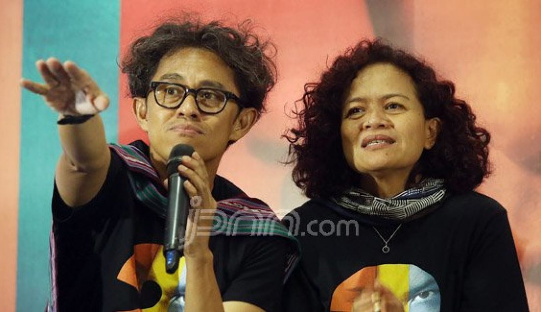 Sutradara AADC 2 Riri Riza (kiri) dan Produser AADC 2 Mira Lesmana saat menghadiri konferensi pers Film Ada Apa Dengan Cinta 2 di Jakarta, Senin (25/4). Foto: Ricardo/JPNN.com - JPNN.com