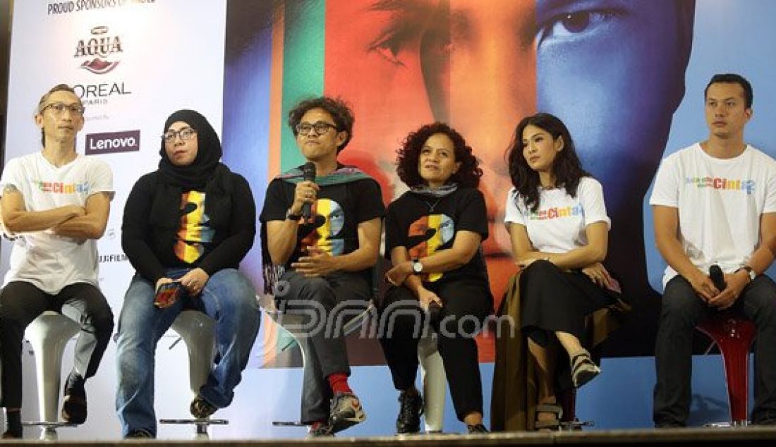 Tim Ada Apa Dengan Cinta (AADC) 2 saat menghadiri konferensi pers Film Ada Apa Dengan Cinta 2 di Jakarta, Senin (25/4). Foto: Ricardo/JPNN.com - JPNN.com