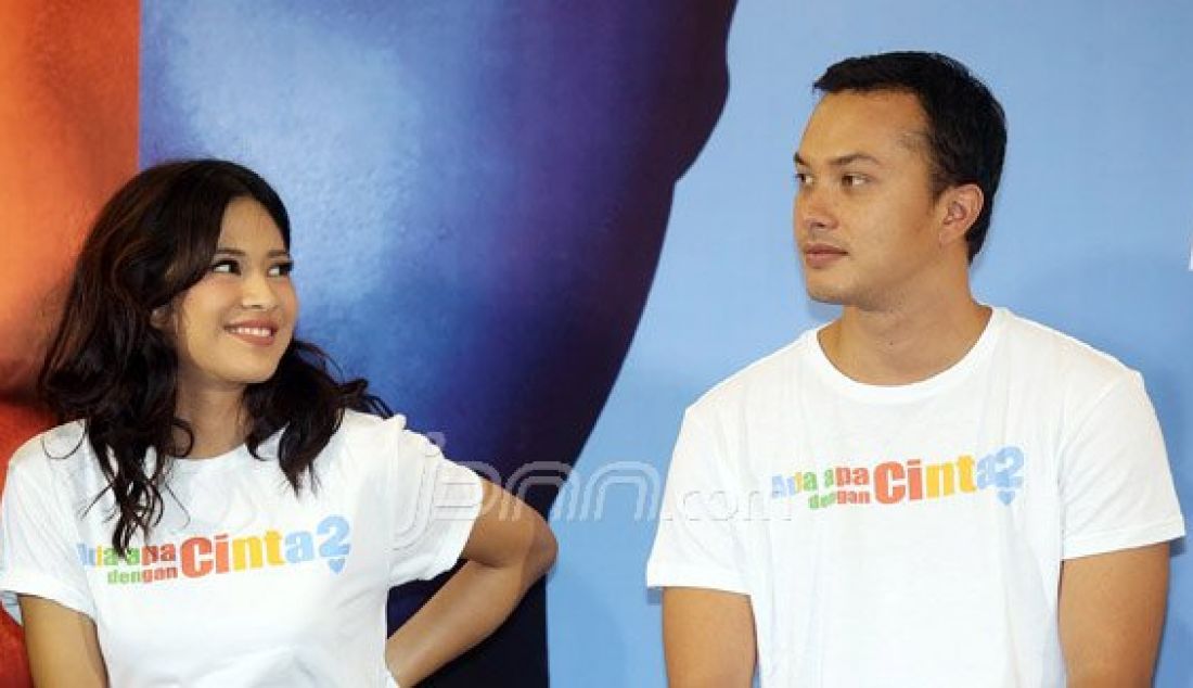 Pemeran Ada Apa Dengan Cinta (AADC) 2 Nicholas Saputra dan Dian Sastrowardoyo saat menghadiri konferensi pers, Jakarta, Senin (25/4). Nicholas sebagai Rangga dan Dian Sebagai Cinta. Foto: Ricardo/JPNN.com - JPNN.com