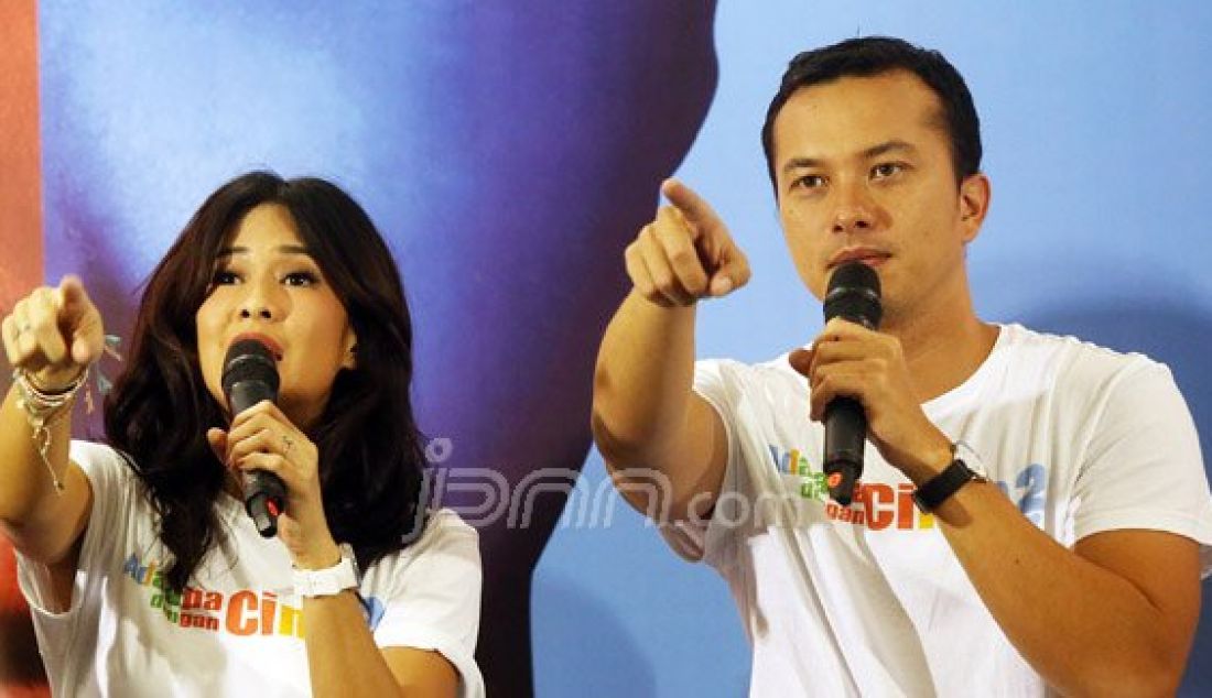 Pemeran Ada Apa Dengan Cinta (AADC) 2 Nicholas Saputra dan Dian Sastrowardoyo saat menghadiri konferensi pers, Jakarta, Senin (25/4). Nicholas sebagai Rangga dan Dian Sebagai Cinta. Foto: Ricardo/JPNN.com - JPNN.com