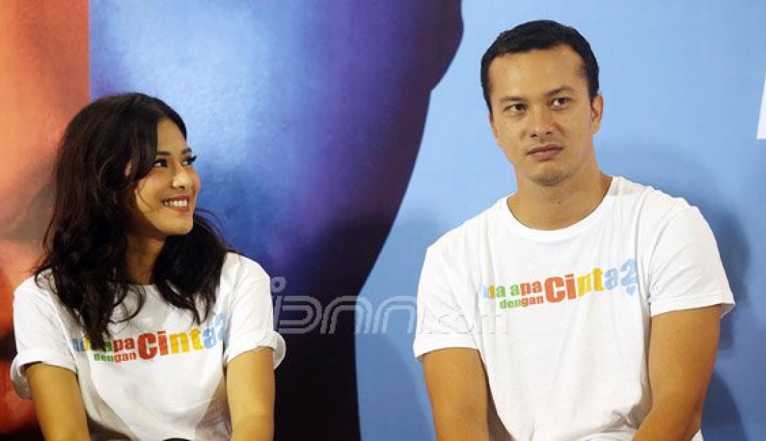 Pemeran Ada Apa Dengan Cinta (AADC) 2 Nicholas Saputra dan Dian Sastrowardoyo saat menghadiri konferensi pers, Jakarta, Senin (25/4). Nicholas sebagai Rangga dan Dian Sebagai Cinta. Foto: Ricardo/JPNN.com - JPNN.com