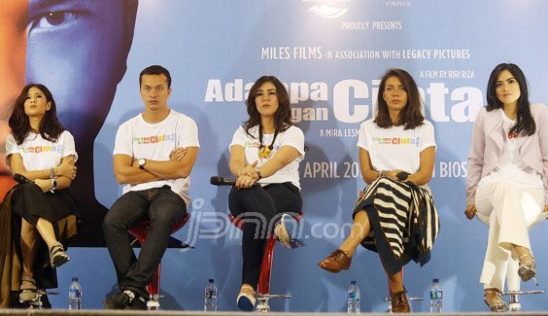 (Kiri) Pemeran Ada Apa Dengan Cinta (AADC) 2 Dian Sastrowardoyo, Nicholas Saputra, Sissy Priscillia, Adinia Wirasti dan Titi Kamal saat menghadiri konferensi pers, Jakarta, Senin (25/4). Masing-masing berperan sebagai Cinta, Rangga, Milly, Karmen dan Maura. Foto: Ricardo/JPNN.com - JPNN.com