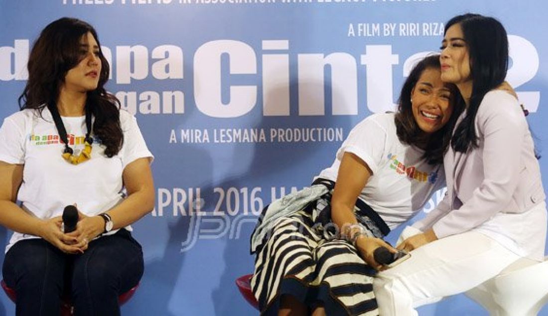 Pemeran Ada Apa Dengan Cinta 2 (AADC2) Sissy Priscillia, Adinia Wirasti dan Titi Kamal saat menghadiri konferensi pers, Jakarta, Senin (25/4). Masing-masing berperan sebagai Cinta, Rangga, Milly, Karmen dan Maura. Foto: Ricardo/JPNN.com - JPNN.com